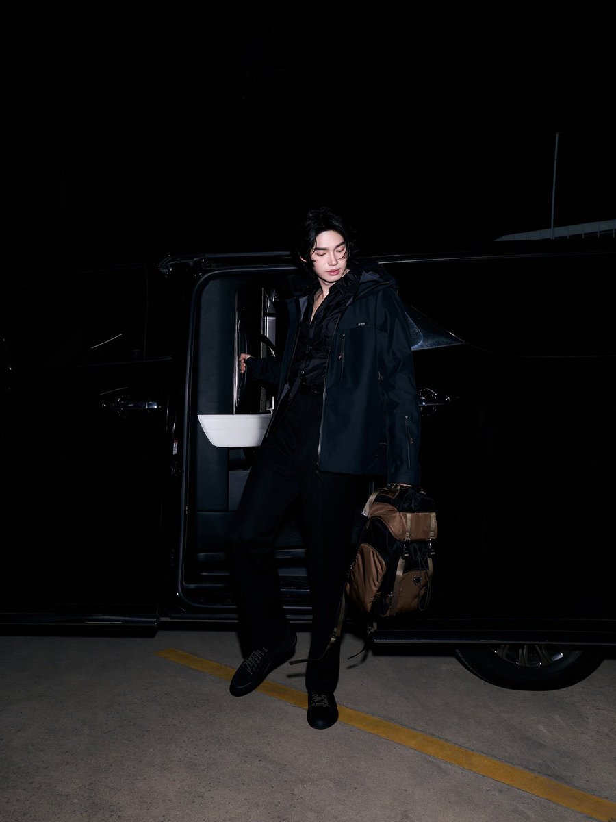 __opywpy__'s tweet image. Milan Calling! เปิดภาพแอร์พอร์ตลุคของ วิน เมธวิน @winmetawin Prada แอมบาสซาเดอร์ก่อนออกเดินทางสู่มิลาน ประเทศอิตาลี เพื่อเข้าชมแฟชั่นโชว์ @Prada คอลเล็กชั่น Fall/Winter 2026 Menswear ซึ่งจะจัดขึ้นในวันที่ 18 มกราคมนี้ เวลา 10.00 น. ตามเวลาประเทศไทย สามารถรับชมโชว์ผ่านไลฟ์ทาง…