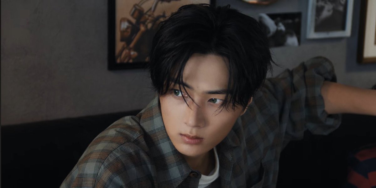 preciousjeyi's tweet image. Kata sunghoon tuh kalo jay pake kemeja kotak-kotak vibesnya jadi kyk anak teknik… Bener sih apalagi sambil baca buku di MV KNIFE ini, ganteng banget 😍

Hoon : Mirip mahasiswa teknik… Anak teknik *senyum 🤍
Jay : Haha *malu (halah lucu banget)