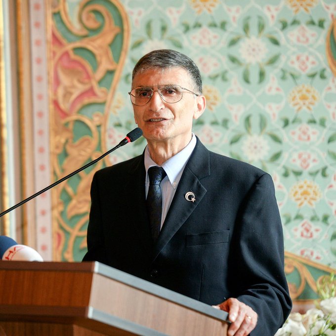 🔻Prof. Dr. Aziz Sancar:

"Atatürk olmasaydı savrulurduk. Benim annem okumadı. O nesil hiç okumadı. Bu öyle devam edecekti. 

Atatürk sayesinde okullar açıldı. O sayede eğitim gördüm. Türkiye, Atatürk'e çok şey borçlu."