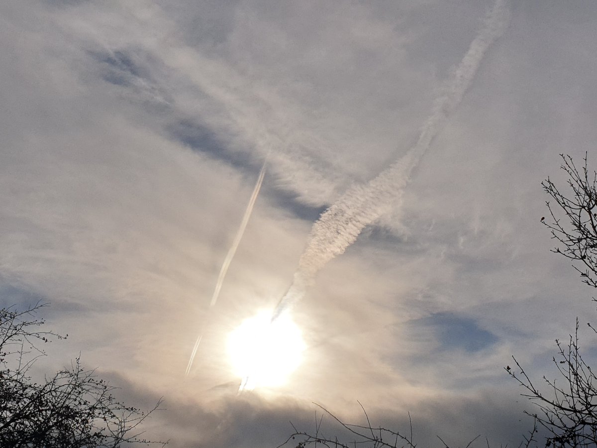 Para9871's tweet image. While @metoffice try to normalise this through
#ClimatePropaganda 
we all see the #ClimateScam around us
#GeoEnginering
Scum of the Earth people.