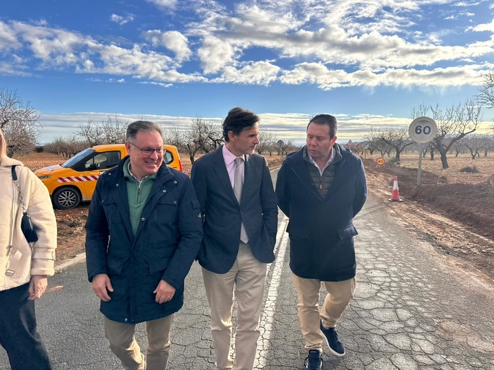 regiondemurcia's tweet image. 🛣️🚧🚧La Comunidad inicia las obras para mejorar la seguridad vial de la carretera RM-C27 en #Mula.

➡️El consejero de Fomento visita el inicio de las obras que tienen una inversión superior a 355.000 euros y un plazo de ejecución de tres meses.

Noticia: carm.es/web/pagina?IDC…