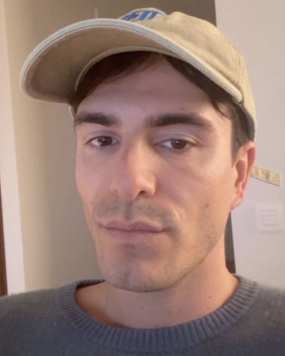 IK LUID TEGEN ONZE KENJI IN DE MCDONALDS:
"DOE MAAR UW BEST OP SCHOOL OF GE KUNT HIER LATER OOK VOOR EEN MINIMUMLOON UW KLOTEN KOMEN AFDRAAIEN ELKE DAG"

DE MAN ACHTER DE TOOG DIE MIJN BESTELLING NET WOU OPNEMEN: