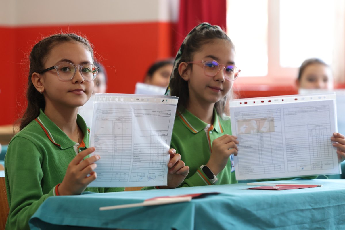 Aksaray_MEM's tweet photo. Aksaray’da 2025-2026 eğitim öğretim yılı yarıyıl tatili, Laleli İlkokulu’nda düzenlenen karne töreniyle başladı.
Vali Vekili Sayın Hakan Kılınçkaya ve İl Millî Eğitim Müdürümüz Sayın Metin Alpaslan, öğrencilerin karne heyecanına ortak oldu. 🎓📚 https://t.co/lqAutwXxTg