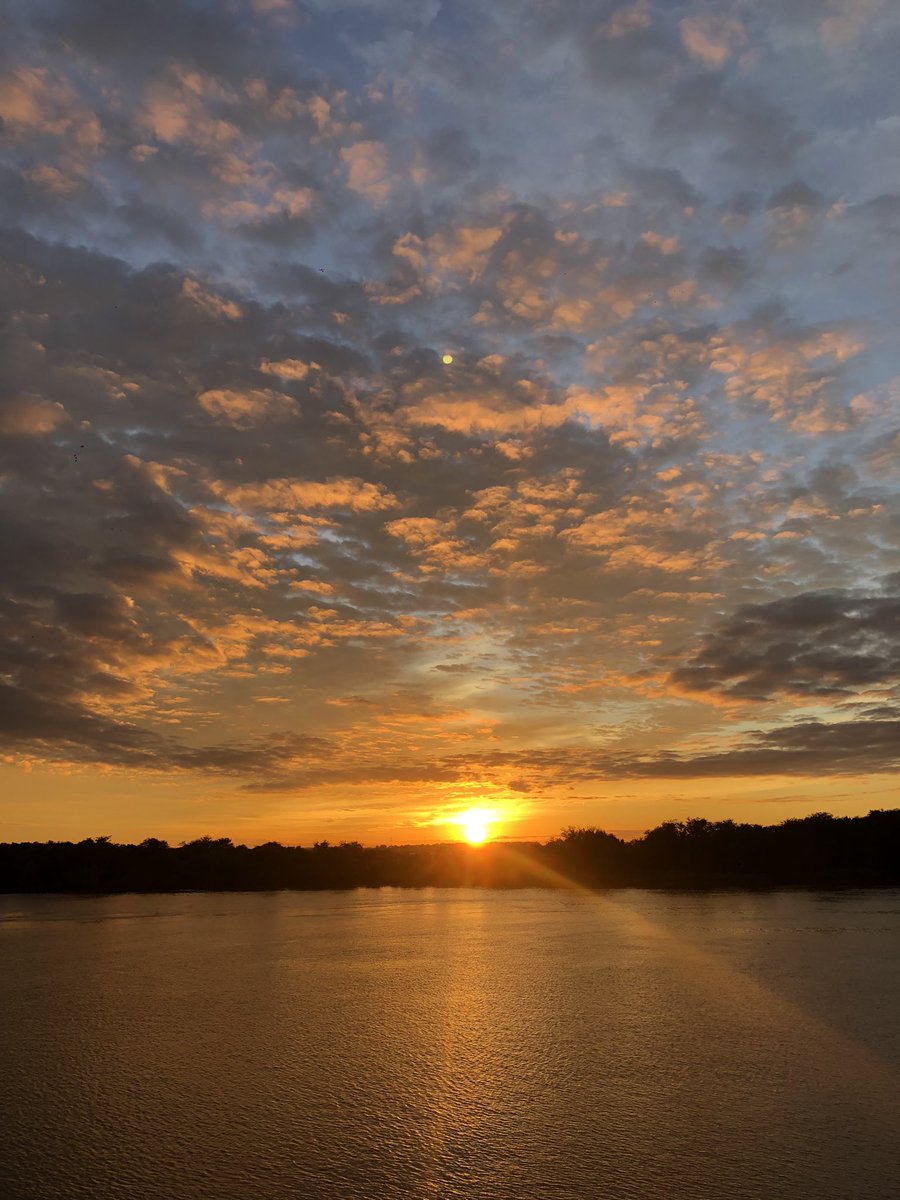 Estaba triste y me fui al río a ver el amanecer, fue el más hermoso que vi en en años 🥹❤️‍🩹