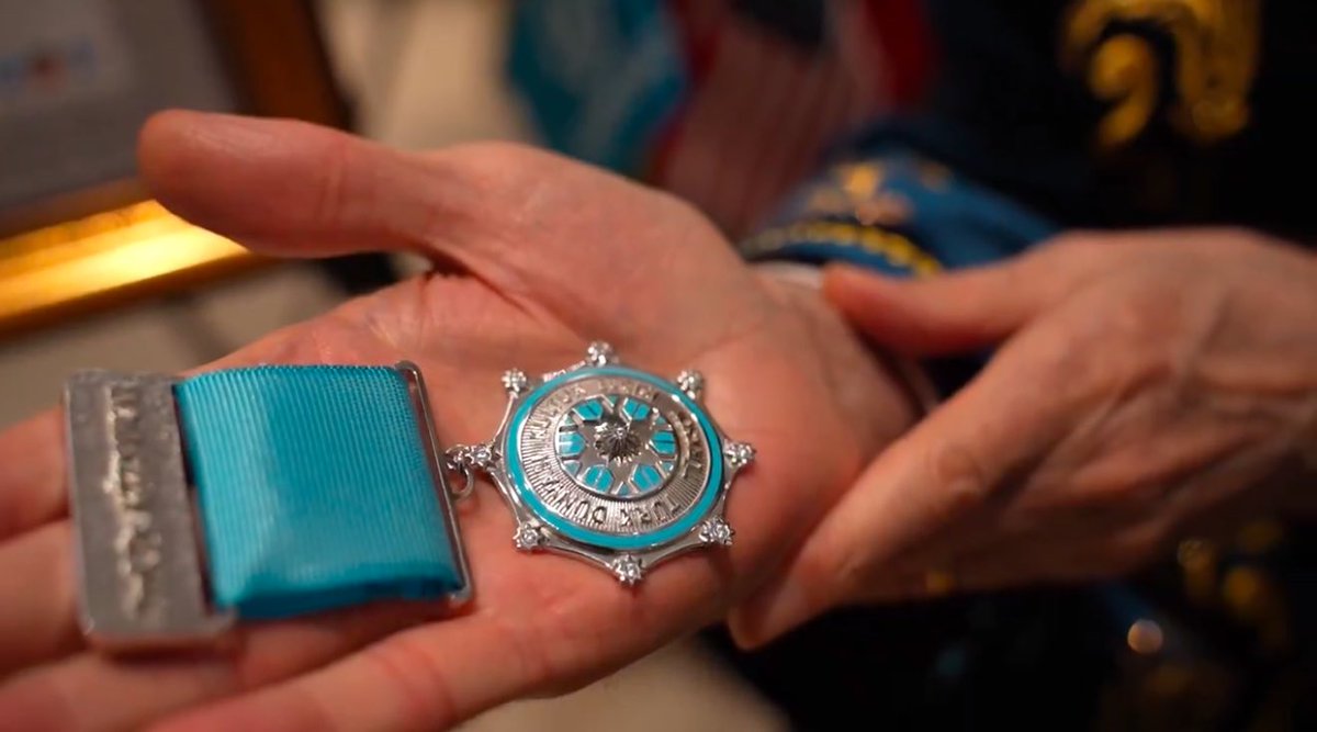 Türk Bilim Adamı Aziz Sancar'a verilen Türk Dünyası Nişanı.