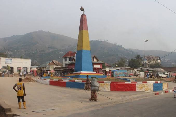 #Guerre_du_M23:
1. La nuit du jeudi à ce vendredi 16 janvier 2026, les rebelles M23 et son allié, le #Rwanda ont effectué une grande opération de pillage des matériaux des constructions ( goudron et autres) à #Kabimba. Aussi, trois camions citernes sont entrés la nuit dans la