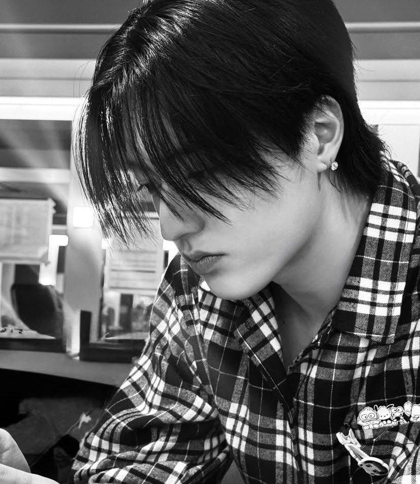 やばいかっこいい😭😭😭😭😭😭😭😭
髪長いのも好きだけど短い方がもっと好きです