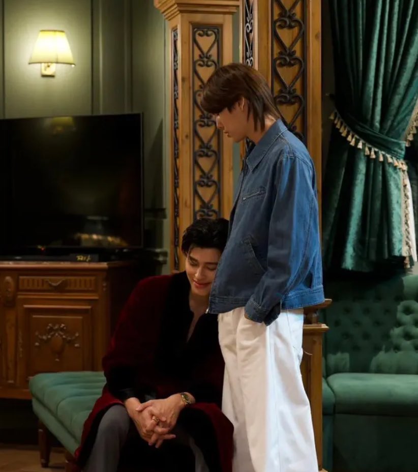 hamburggers's tweet image. คุณธีร์ขี้อ้อนแฟนเค้ามาก เดียวโอบเดียวพิง อิจฉ๊าาาาาาาาา🥹🫳🏻