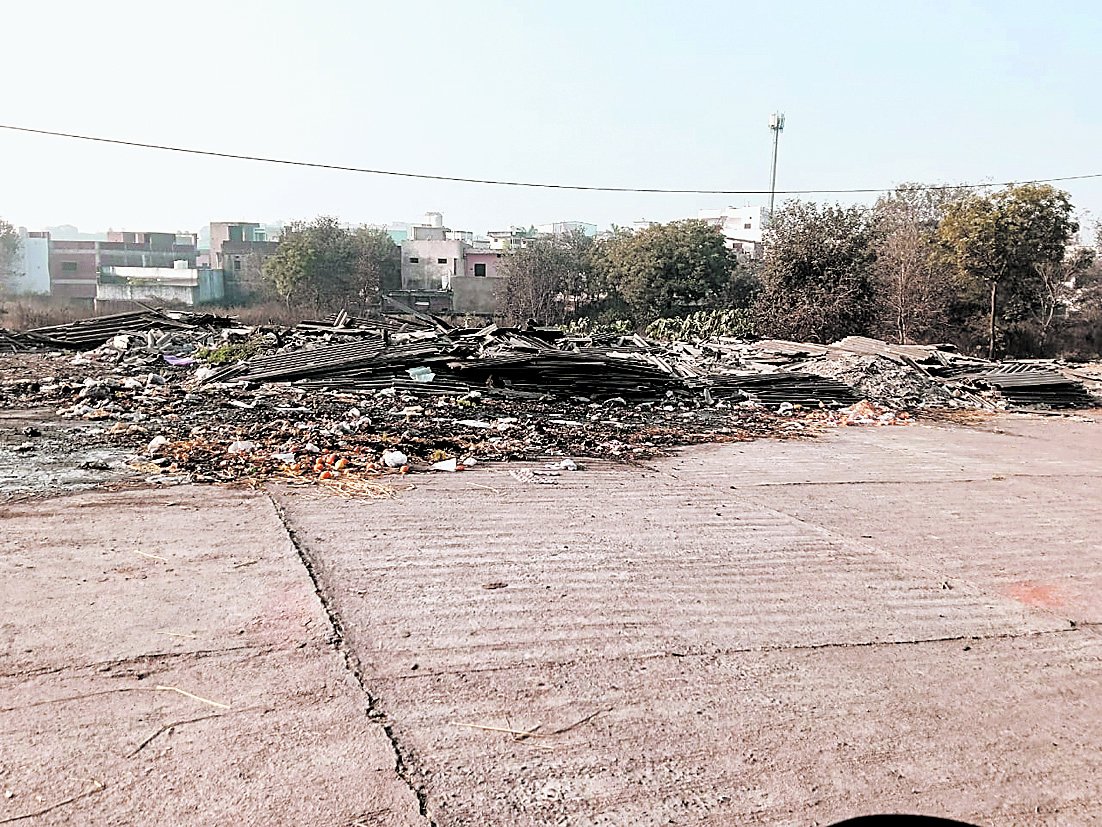 STARSAMACHAR's tweet image. सतना की फल-सब्जी मंडी में सफाई व्यवस्था चरमराई हुई है। सड़े कचरे और दुर्गंध से व्यापारी व ग्राहक परेशान हैं, जबकि नियमित सफाई की कोई ठोस व्यवस्था नहीं है।
और जानें: starsamachar.com/satna-fruit-ve…

#SatnaNews #MandiNews #CleanlinessIssue #FruitMarket #VegetableMarket #PublicHealth