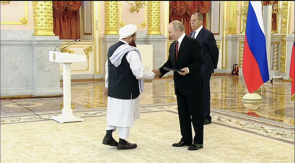 AfghanEmbRussia's tweet photo. په روسیه کې د ا.ا.ا. لوی سفیر ښاغلي مولوي گل حسن حسن د کرملین ماڼۍ په رسمي مراسمو کې خپل باورلیک د روسیې فدراسیون ولسمشر ولادیمیر پوتین ته وړاندې کړ.

ولسمشر پوتین د خبرو پر مهال د افغانستان د وروستیو مثبتو تحولاتو یادونه وکړه او د مخدره موادو پر ضد مبارزې او د امنيت ټينگښت په برخه کې يې له ترسره شوو اقداماتو ستاینه وکړه. نوموړي ټینگار وکړ، چې روسیه د یوه متحد، خپلواک او سوله‌ییز افغانستان ملاتړ کوي او د سیمه‌ییز ثبات، امنیت او رغنده تعامل په پیاوړتیا ب��ور لري.

د باور ليک له وړاندې کولو وروسته په ځانگړې ليدنه کې افغان سفیر د روسیې د ولسمشر له څرگندونو مننه وکړه او د امیرالمؤمنین حفظه‌الله، محترم ريیس‌الوزرا او د بهرنیو چارو وزیر د نیکو هیلو پیغام یې ورساوه. په پای کې دواړو لورو د دوه اړخیزو اړیکو د پراختیا او دوامداره همکاریو پر اړتیا ټینگار وکړ.