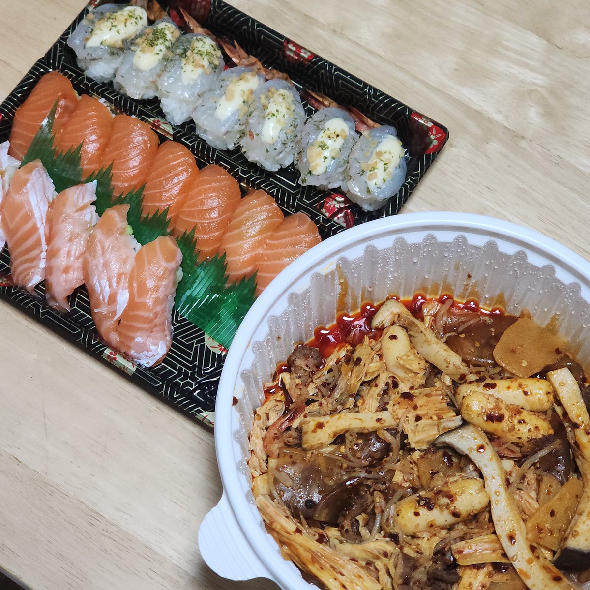 오늘의 메뉴는
민영활어공장 연어초밥 갈릭새우초밥
마라샹궈야 으무!
다들 오늘도 맛저해 으무!