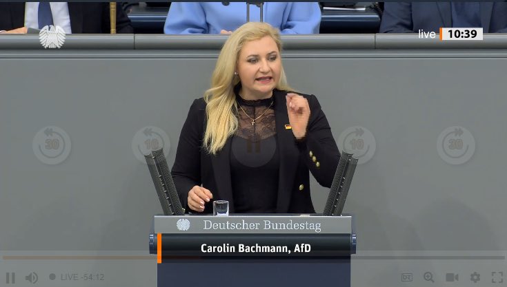 reinhardbrandl's tweet image. "die Landschaft zerschnitten. Bedrohlich, laut, rauben die #Windräder vor Ort die Naherholung. Es muss endlich Schluss sein mit der Verschandelung unserer #Heimat" Carolin Bachmann, #AfD dämonisiert #Windenergie und schürt Angst. Sie verkauft Stillstand als Heimatschutz