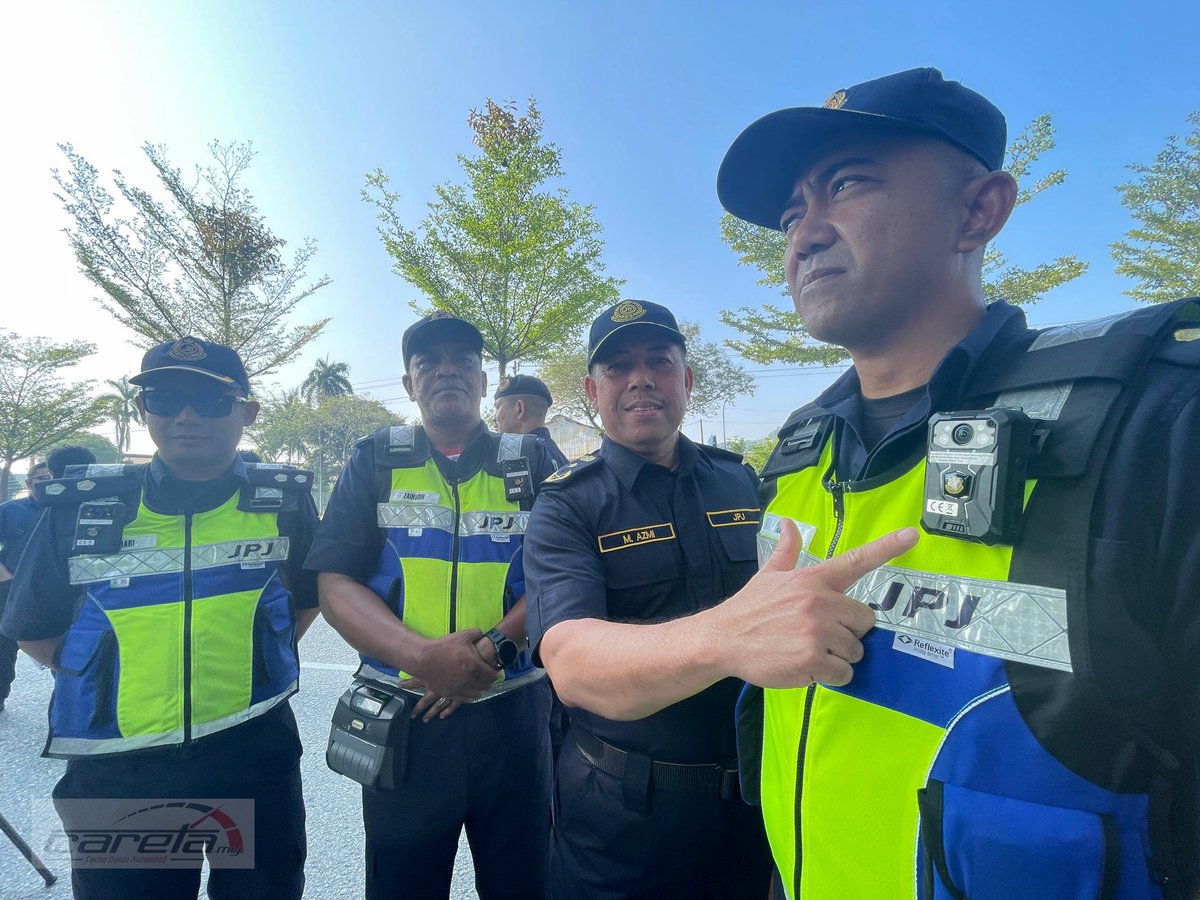 HezeriSamsuri's tweet image. JPJ dah mula gunakan bodycam.

Menteri MOT kita kali ni banyak jugak buat perubahan drastik yang kita minta.

Kalau dia jaga badan beruniform, mau kecut kot orang orang besar kat dalam.

Apapun, JPJ perlu diperkuatkan lagi supaya kita boleh kurangkan masalah atas jalanraya.…
