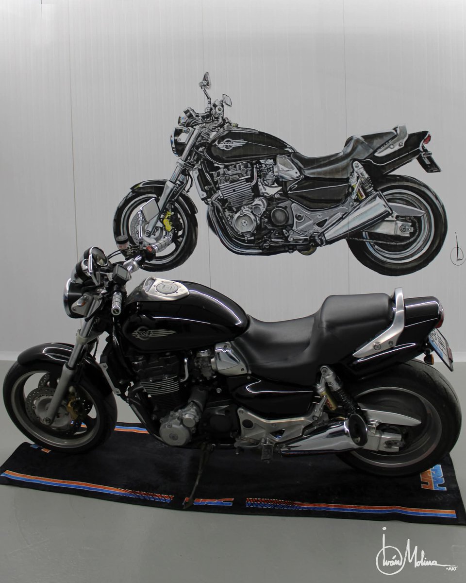 Mi último mural es algo diferente a lo que estoy acostumbrado a hacer.
Es un encargo de un particular. Pintado en la pared de su garage en la Hoya, Lorca. 
Está hecho con pintura plástica a pincel pero en este caso tambien he utilizado rotuladores. 
Espero que os guste.