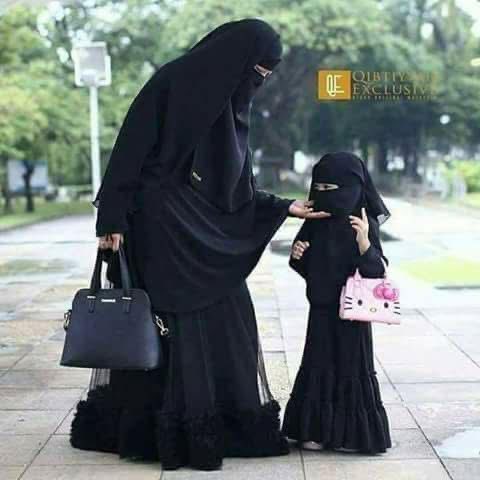 AfaqSomroo's tweet photo. #قومی_زبان 
برقعے میں لپٹی چہرے پر نقاب لیے ایک مسلمان عورت فرانس کی ایک سپر مارکیٹ میں خریداری کر رہی تھی، ٹرالی میں مطلوبہ سامان ڈالنے کے بعد وہ کیش کاونٹر کی طرف ادائیگی کیلئے بڑهی. ایک چست لباس پہنے ہوئے سیلز گرل جو اپنےنقش ونگار سے عرب لگ رہی تھی. اس نے حجاب میں لپٹی اس عورت کو ایک حقارت کی نظر سے دیکھا اور بڑبڑاتے ہوئے اس کا حساب بنانے لگی. حجاب عورت خاموش کهڑی تهی، لیکن اس کی خاموشی سیلز گرل کیلئے مزید جنجھلاہٹ کا باعث بنی. بولی. پہلے کیا کم مسائل ہیں فرانس میں ہم مسلمانوں کیلئے، روز ایک نئی مصیبت کهڑی ہوتی ہے، تمہارا یہ نقاب ہی تو ان مسائل کی جڑ ہے.
ہم یہ کیوں نہیں سمجھتے کہ ہم یہاں تجارت یا سیاحت کیلئے آتے ہیں، دین کی اشاعت اور اسلاف کی تاریخ بیان کرنے نہیں.
اگر تم اتنی ہی دیندار ہو تو واپس جاو اپنے وطن اور جیسے چاہو رہو. ہماری جان چهوڑو.پردہ دار خاتون نے اپنا پرس کاونٹر پر رکھا اور اپنے چہرے سے نقاب ہٹادیا. نیلی آنکھیں، سنہرےبال..یورپی نقوش.کہنے لگی، میں خاندانی فرانسیسی ہوں، یہ فرانس تمہارا نہیں، میرا وطن ہے، پر میرا دین اسلام ہے. بات اور کچھ نہیں ہے، بات صرف یہ ہے کہ تم نے اپنے دین کو بیچ دیا ہے..اور میں نے اسے خرید لیا ہے
منقول