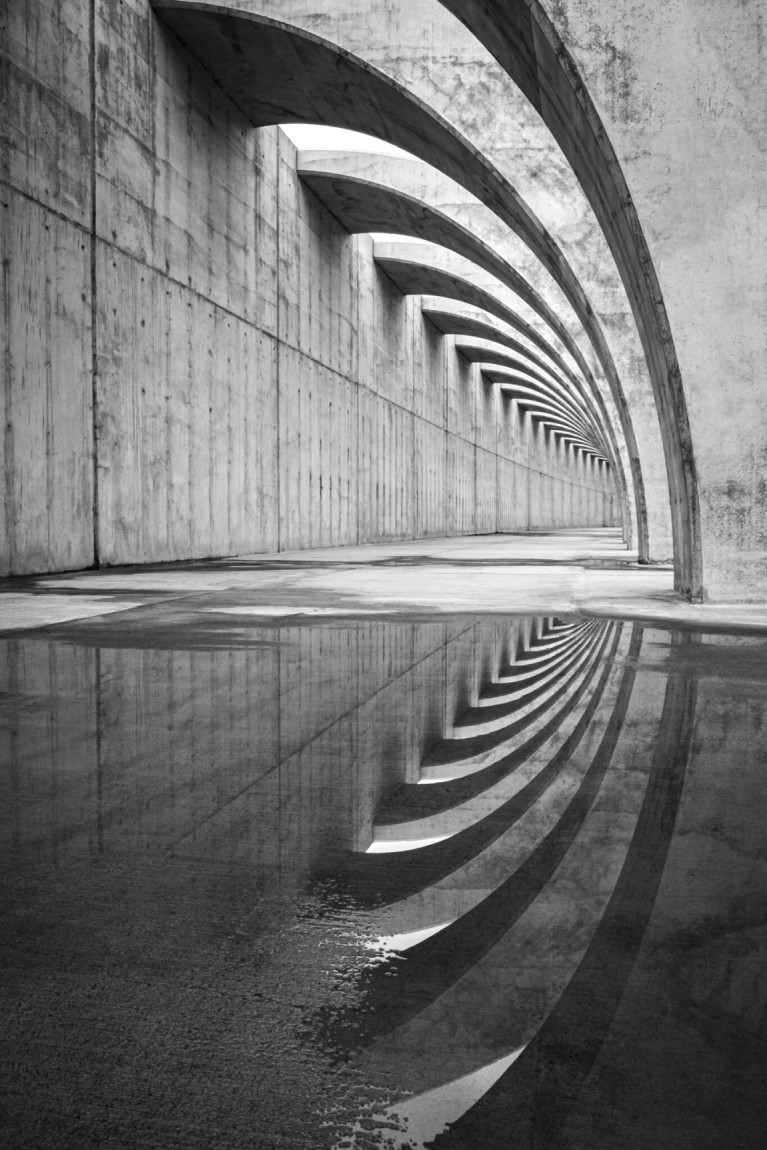 Spotlight van de Week: Pierre Verhoeven ✨

Hypnotiserende bogen en een perfecte reflectie die je het beeld in trekken. 📸 

Ontdek het verhaal achter dit beeld en hoe jij ook in de spotlight komt: digifotopro.nl 🔗

#digifotopro #architectuur #zwartwit #fotografie