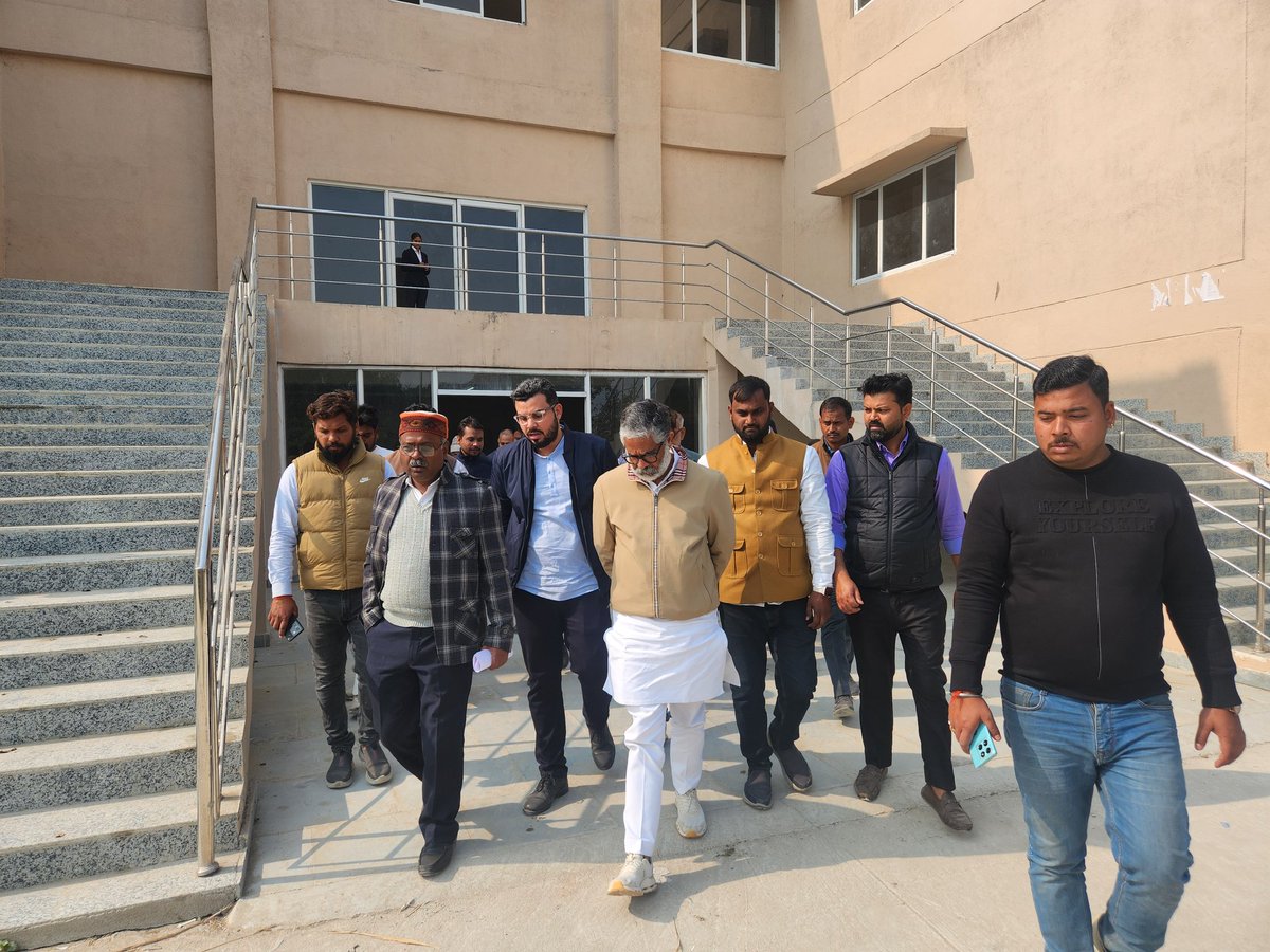 माननीय सांसद <a href="/MPNeerajShekhar/">Neeraj Shekhar</a> और माननीय कुलपति के साथ जननायक चंद्र शेखर यूनिवर्सिटी का भ्रमण किया गया। यूनिवर्सिटी में शिक्षा को सदृढ़ करने हेतु प्रयासों के बारे में चर्चा की गई।