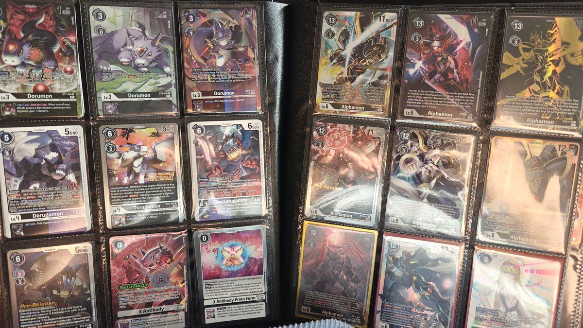 MiniKill89's tweet image. The Xanti/Alphamon binder is looking pretty full...

I really need to get one of those 4x4 binders so I can display the collection properly!