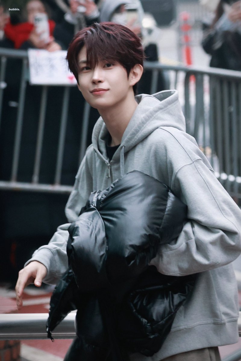 paintedjezebels's tweet image. HI COMMUNITY THIS IS MY WELCOME POST 

as we all know… arno went to kbs with his fur coat but he came out with this puffer instead?? and guess whose is it?? IT’S MR FKING GEONWOO’S!!!