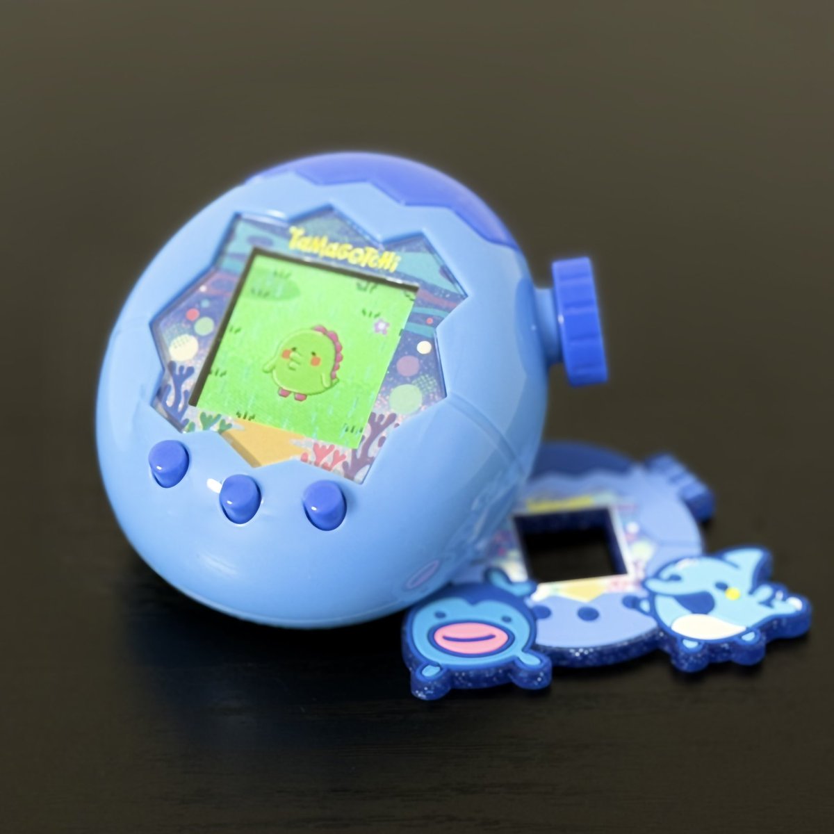 annintea's tweet image. 大たまごっち展に行ってきた！ので記念のたまごっち絵
こちらは我が星に住まう緑色でタレ目のせびれっち、かわいいね
#ドット絵　#pixelart