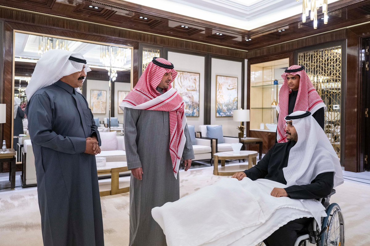 الأمير عبدالعزيز بن سعود وزير الداخلية يكرّم في مكتبه رجل الأمن الجندي ريان آل أحمد بعد مغادرته المستشفى وتلقيه العلاج من الإصابة التي تعرض لها أثناء تأديته لمهامه الأمنية في المسجد الحرام.