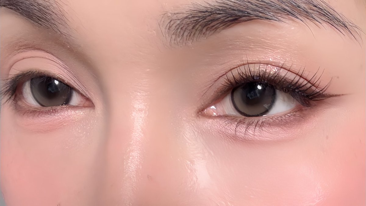 WiJupiter's tweet image. เหมือไม่ได้ติดขนตา….แต่ติด😂เป็นเส้นบางๆแต่ยาว เบาตาธรรมชาติดี✨💯 

👉🏻2 ช่อหน้าวิติดใต้ขนตา ช่อสุดท้ายติดข้างบน ไปตรงแนวหางอายไลเนอร์ ดูตายาวเฉี่ยวขึ้น (ไม่มีกาวในตัว ต้องทากาวเอง)