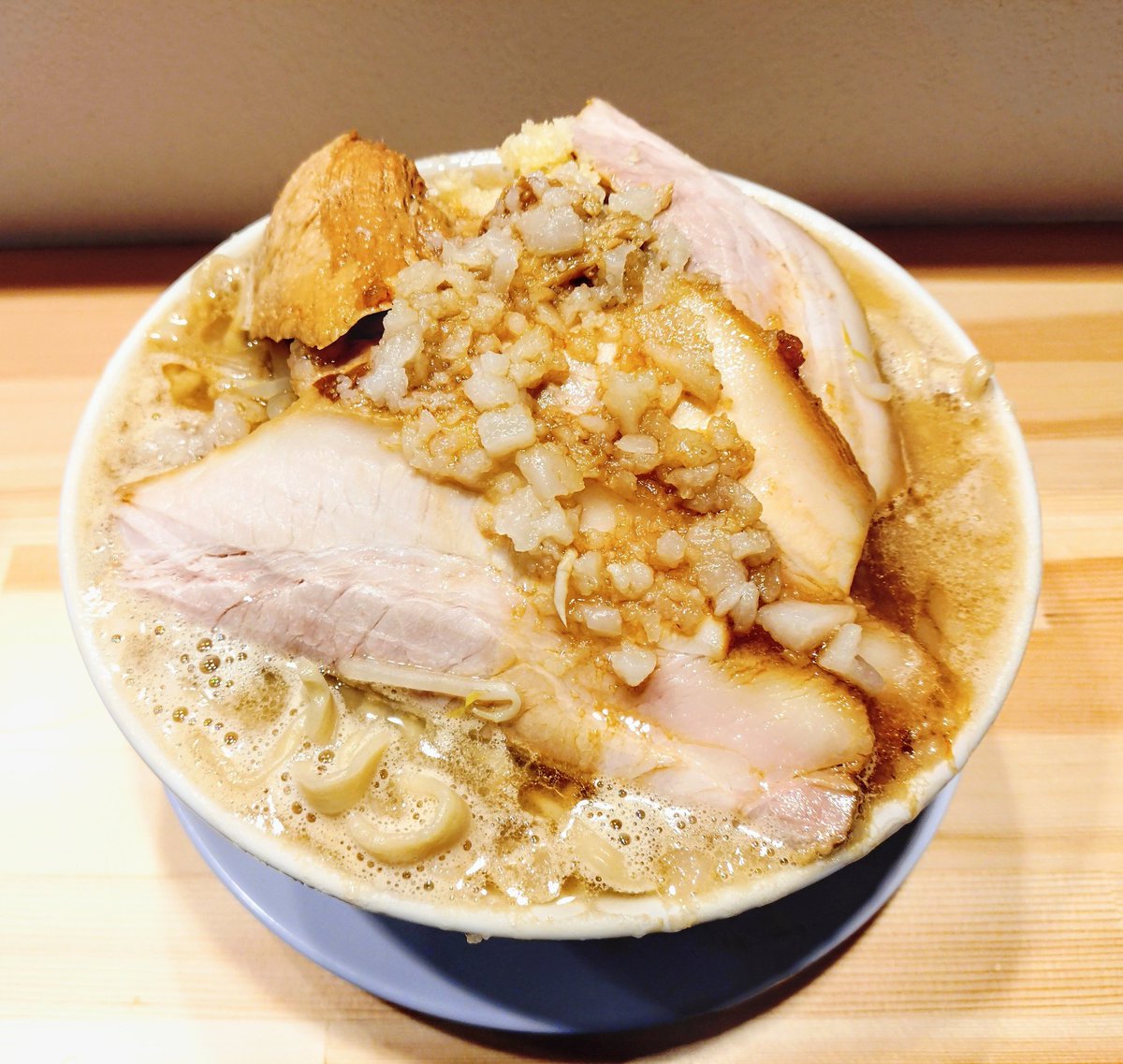 Type10Ak's tweet image. ヤマロク古川店の豚マシ、豚マシ2倍、豚マシ3倍、豚マシ4倍。拙者、ラーメンはチャーシュー沢山のせたい侍。年齢と胃の衰えで4倍までが限界でした。