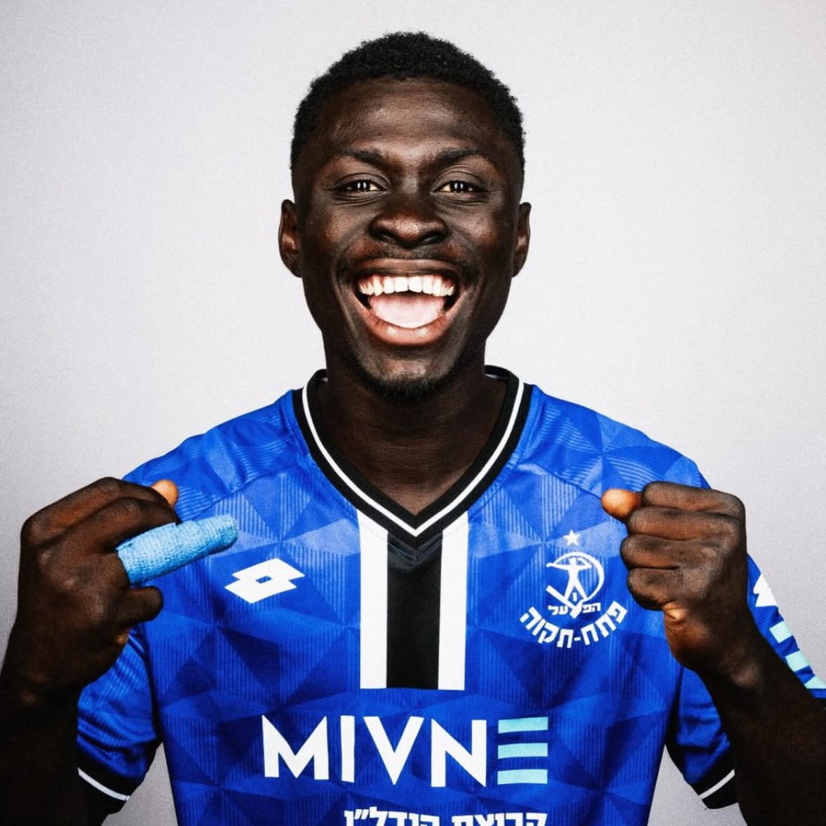 FabrizioRomano's tweet image. 🚨🔴⚪️ EXCLUSIVE: Sunderland agree deal to sign Ivorian winger Jocelin Ta Bi, here we go!

Deal done for £3.5m fee, five year contract to the player as it’s all agreed.

Celtic had verbal agreement in place but #SAFC hijack the move.