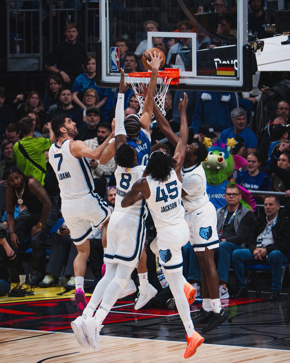 Est ce que le plus iconique, au delà de la partie évidente, c'est en plus d'avoir la mascotte de Orlando en fond ?

Celle qui a vu et vécu le concours de dunk avec Aaron Gordon, qui a déjà vu l'impensable...mais qui pourtant reste yeux écarquillés de surprise et d'admiration.