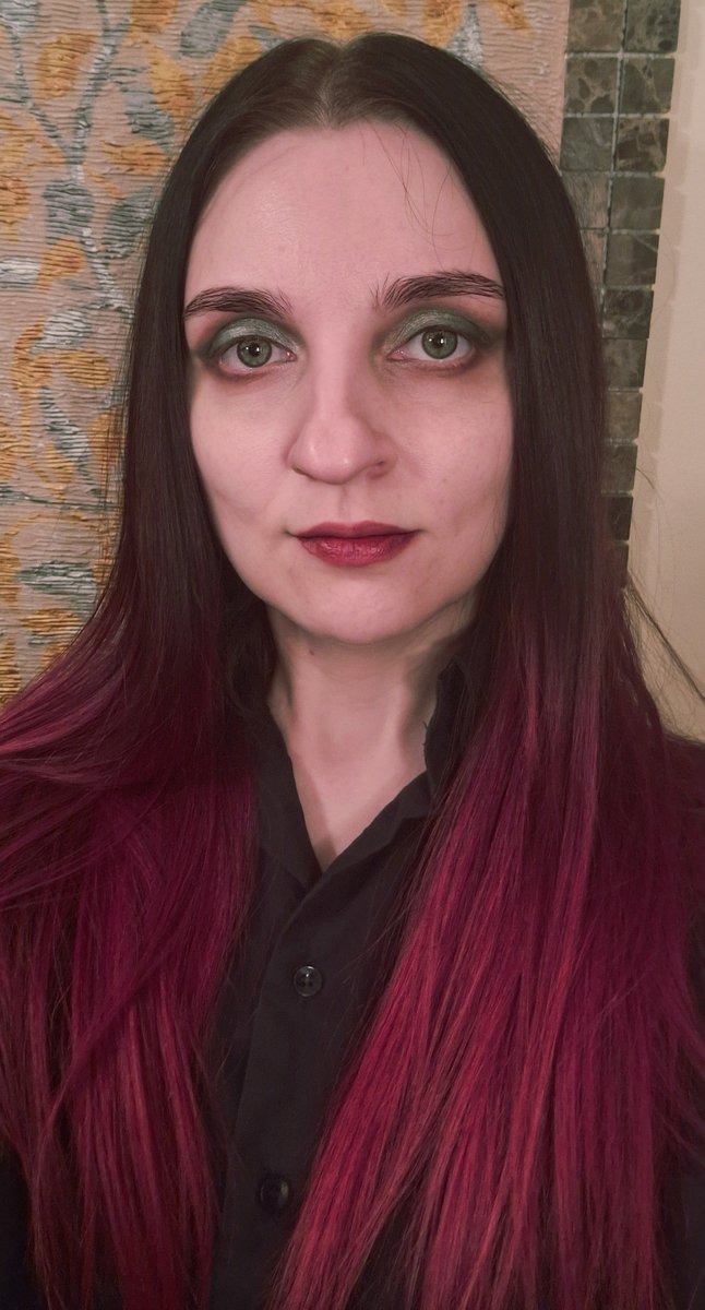 WImitation's tweet image. ну вот, а говорили, цветными тенями дарк мейкап сделать нельзя.
решила стать похожей на эмили из "трупа невесты", но в ✨️слизеринских цветах ✨️
вполне же трупно получилось
(ладно, тут макияж скорее мешает, у меня и без него ебало такое)