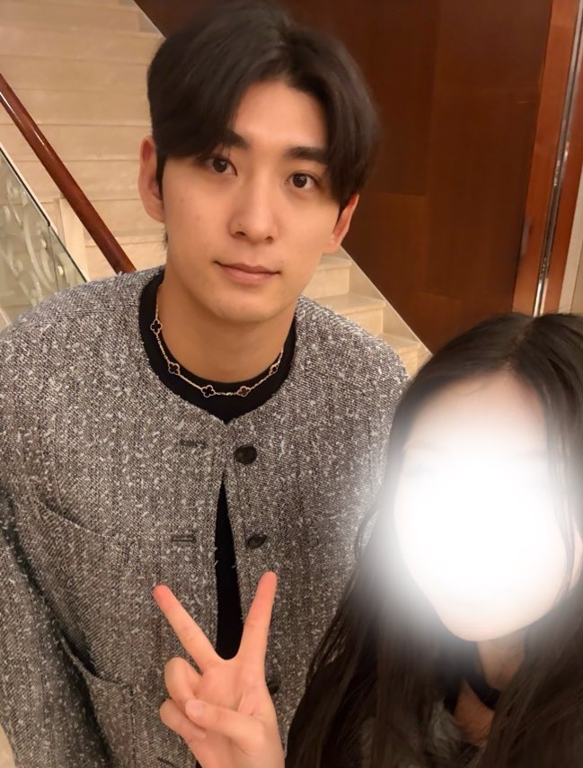 이정후님도봤는데(목걸이저주세요할뻔)
아저씨들 : 저기 이종범 아들 있어
나 : 이정후요?!
아저씨들 : 그건 모르겠도 이종범 아들