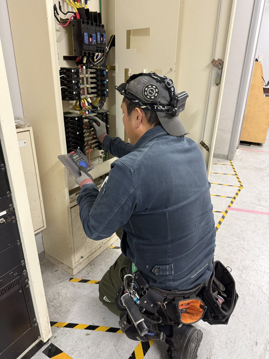 イベント主催者からトラブルとの電話📲

200Vを冷蔵庫で使用するのに用意するのを
忘れていたそうで😅

何とか無事対応出来てよかったです!!

社長の後ろに写ってる超巨大プラレール😳
明日17日（土）と18日（日）は
夢みなとタワーで開催される
キッズてつどうランド <a href="/ktl_2025/">キッズてつどうランド</a> 
に皆さん是非どうぞ😆