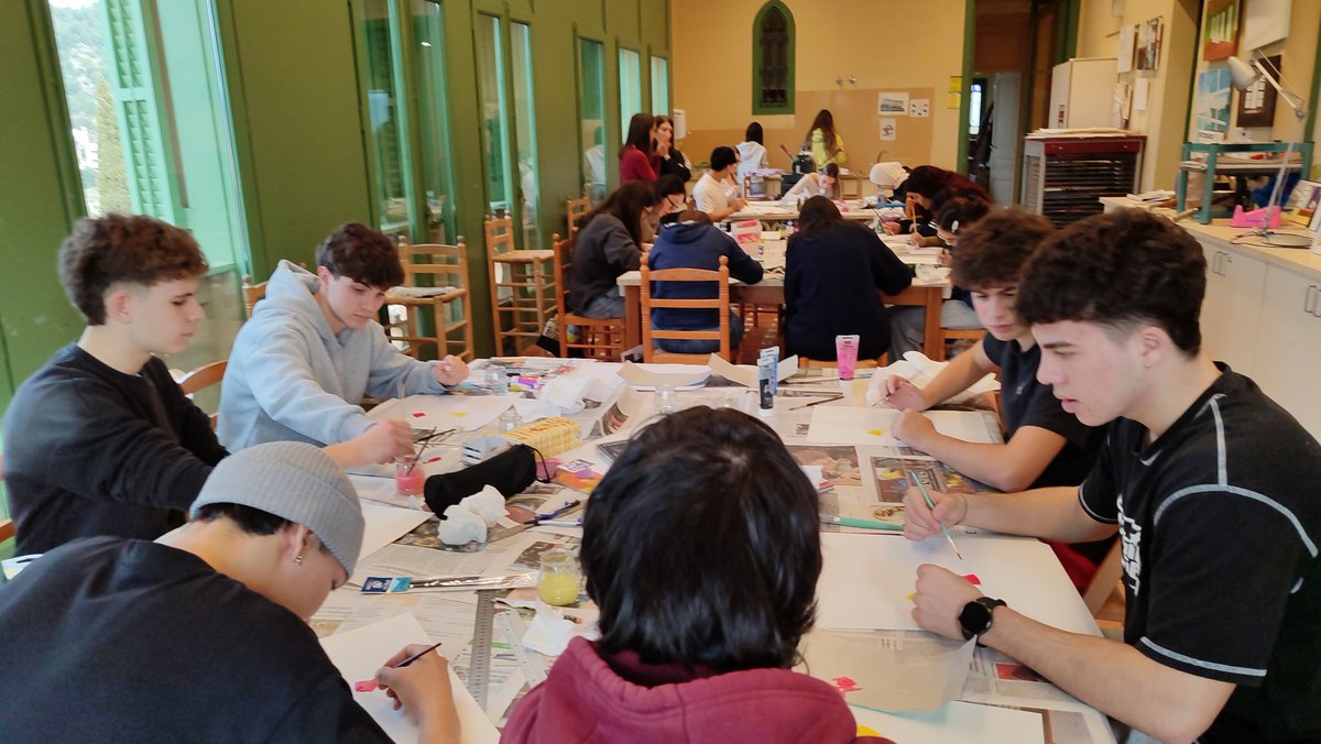 Creantart's tweet photo. Els alumnes de gràfiques publicitàries de l’Institut Antoni Algueró #santjustdesvern han vingut a @Creantart a fer una classe de teoria del color amb la @purimartinriver Ens encanta veure com les noves generacions es formen i experimenten amb el color i les seves possibilitats. https://t.co/dftwjhOCBS