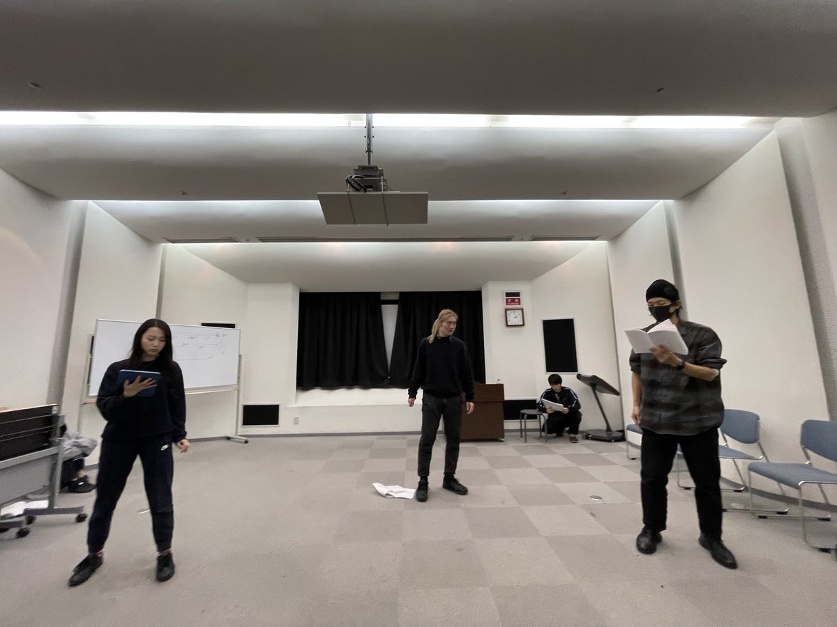 ３月中旬から二条城の夜間イベントとして上演される城劇（しろげき）の稽古が今日から始まりました！
演劇の演出は大学生の時以来34年ぶりですが、当時自分なりの演出法を確立していたので古い記憶を辿りつつ芝居を付けました^_^