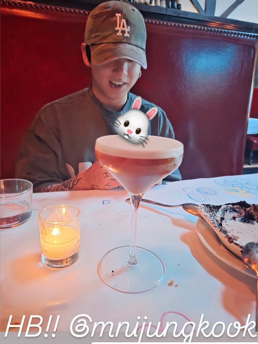 cestlavie9090's tweet image. So Jungkook was designing the logo here and Hobi shared the pic 🥲

The things that I have read by some of the people before commenting this and that..well well well..