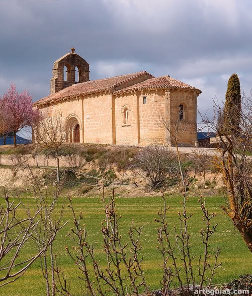 arteguias's tweet image. En una suave ladera a las afueras del pueblo, encontraremos la ermita de la Virgen de la Eras, en la localidad burgalesa de Santa Gadea del Cid. Tiene el encanto del románico rural, especialmente cuando no hay edificaciones cercanas que entorpezcan su contemplación.
#burgos #cyl