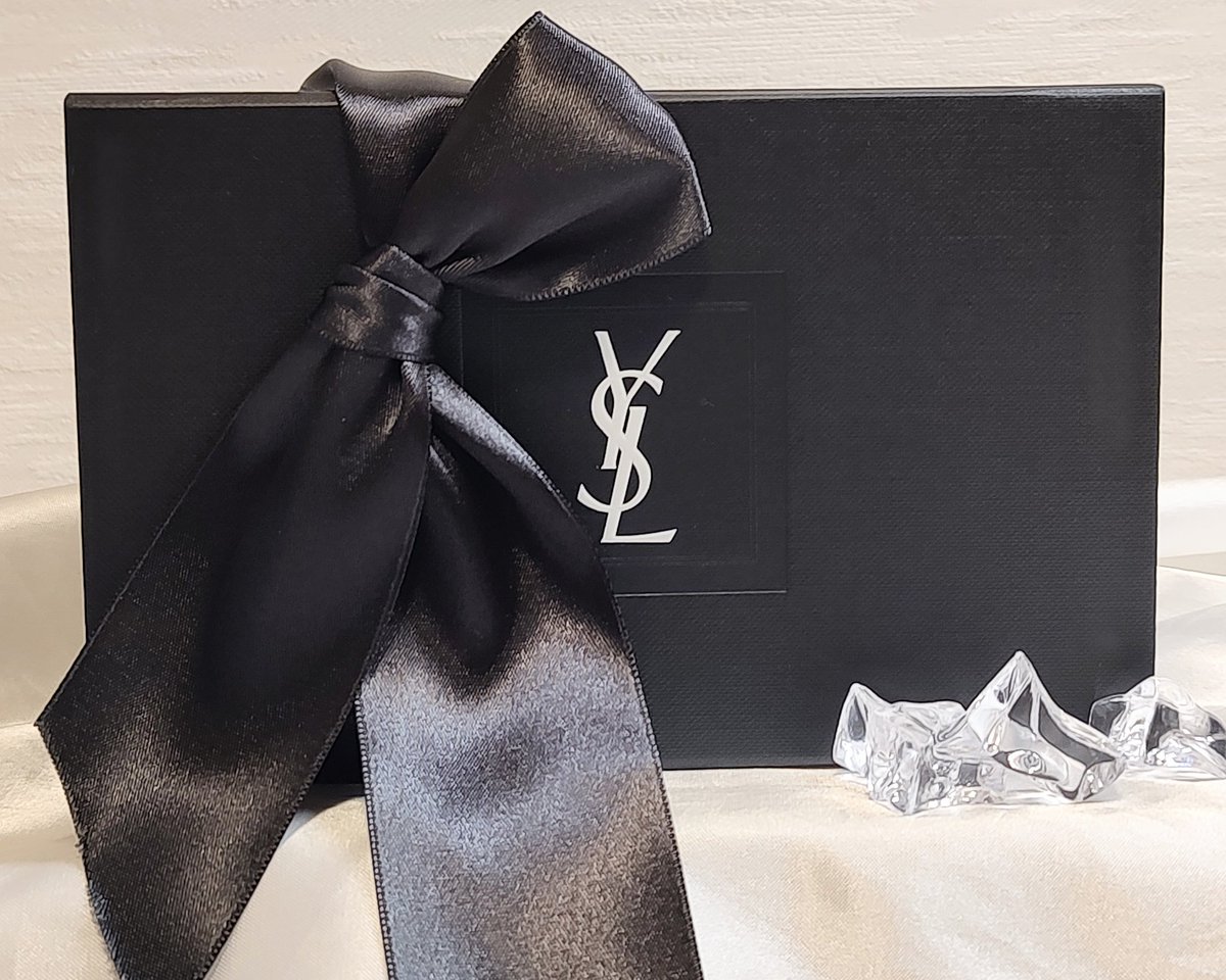 YSLのバースデーギフト豪華すぎない？？😳💓 黒リボンの時点で反則級に