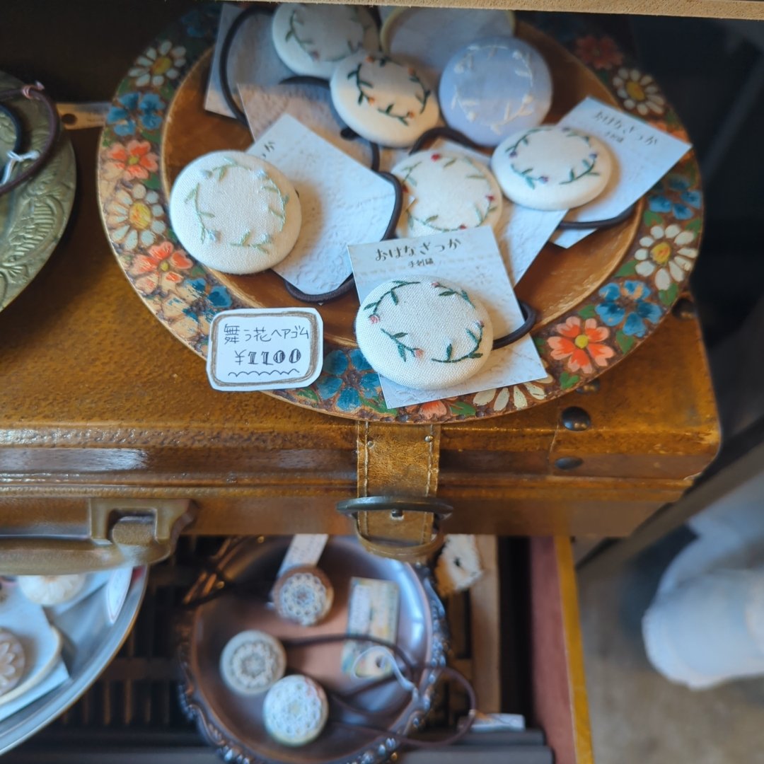 moca_m_o's tweet photo. atelier and shop moca 🪼𝙾𝙿𝙴𝙽🪼
15:00～19:00
suuの所用により15時からのおーぷんでした、ご協力ありがとうございました🙇‍♀️今日のお写真は髪飾り❣️たくさんのかわいい作品がありますヨ🫶春に向けて今のうちにたくさん作りためたいところですね、がんばります‼️
本日も19時まで営業デス🪐suu🐞 https://t.co/AZfaSb9EIJ