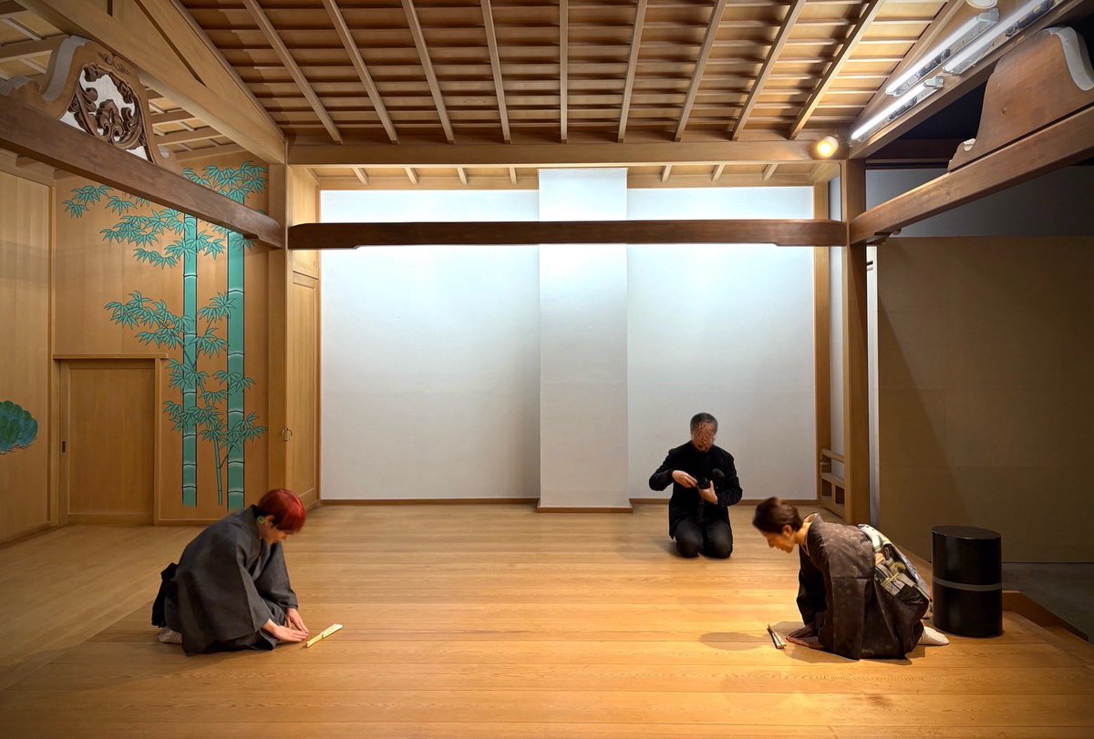 #好色一代男 お稽古はじまりました🪭✨
舞ざらえ第2回目からお稽古に参加した てぃあわん 🐶　今日もきちんとお辞儀から。