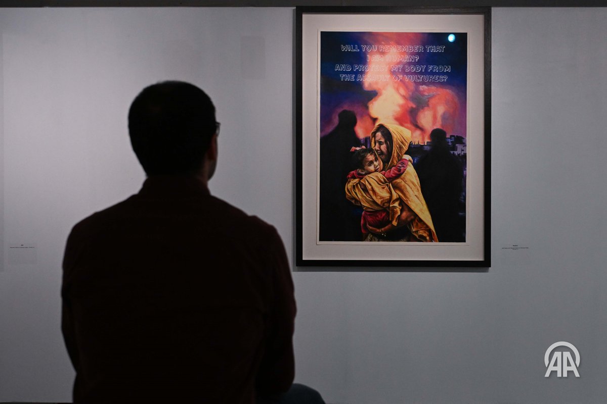 🇵🇸 Türk sanatçı Ahmet Yusuf Aygeç'in "Sürgündeki Zeytin Ağacına Posterler" Sergisi, Londra'da açıldı

Sanatçı, Filistinlilerin yaşadıklarını, Filistin'in ulusal şairi Mahmud Derviş'in dizeleriyle harmanlayarak anlattı

aa.com.tr/tr/ayrimcilikh…