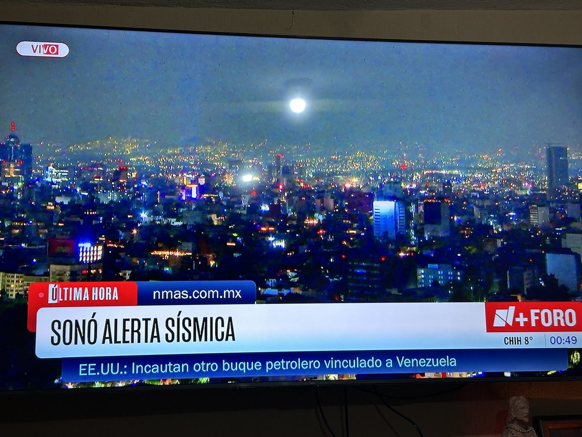 diego_beltranr's tweet photo. Hay que darle un reconocimiento a @ERIKCAMACHOTV porque en cada #sismo de este país 🇲🇽 le toca estar al aire o salir al quite en @nmasforo 

#AlertaSismica #temblor https://t.co/AbP3Z4ycWK