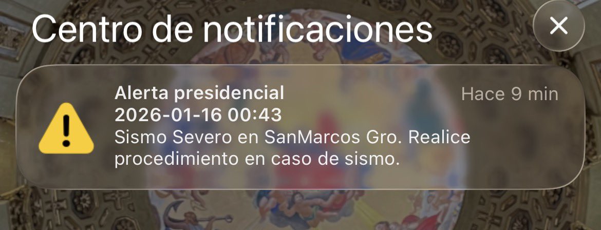 raafis_flower's tweet image. *consigo superar el insomnio* 
Mi celular y el pvtisimo estado de guerrero a media noche #temblor