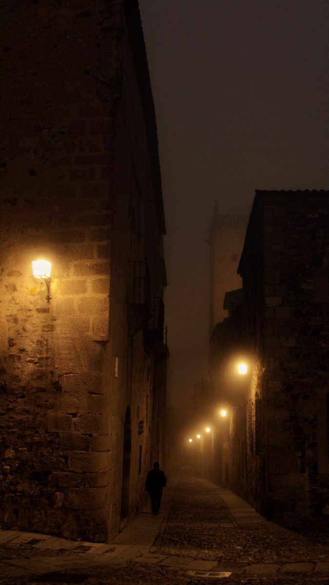 El casco antiguo de Cáceres con niebla 🤍✨