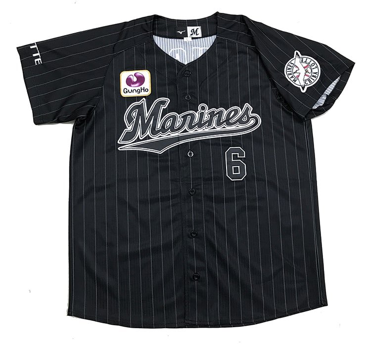 自分はこの時のビジユニが1番好きだな〜。
真っ黒に見えて白いピンストライプが入ってるところがカッコよかった。いつか復刻してほしい。