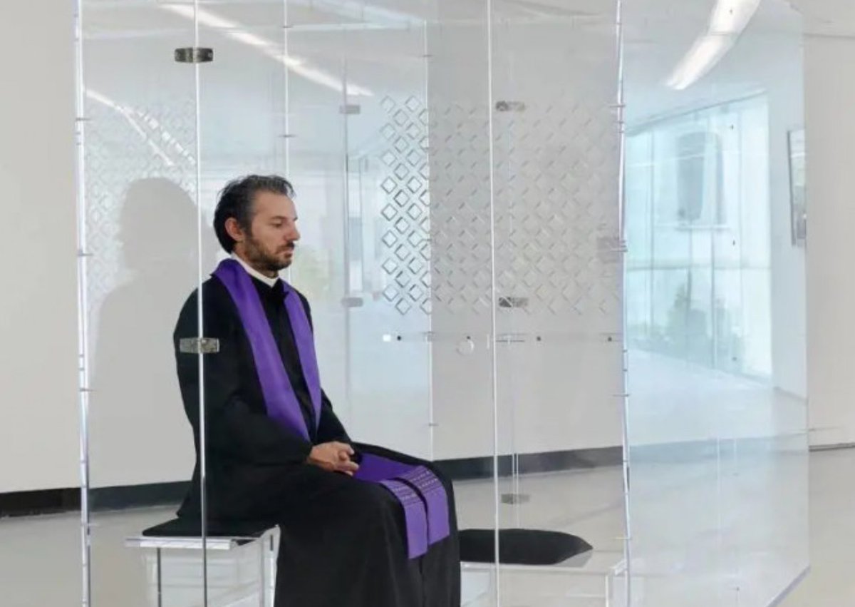 Image for the Tweet beginning: 🔴ALERTE ⚡️Un confessionnal transparent et