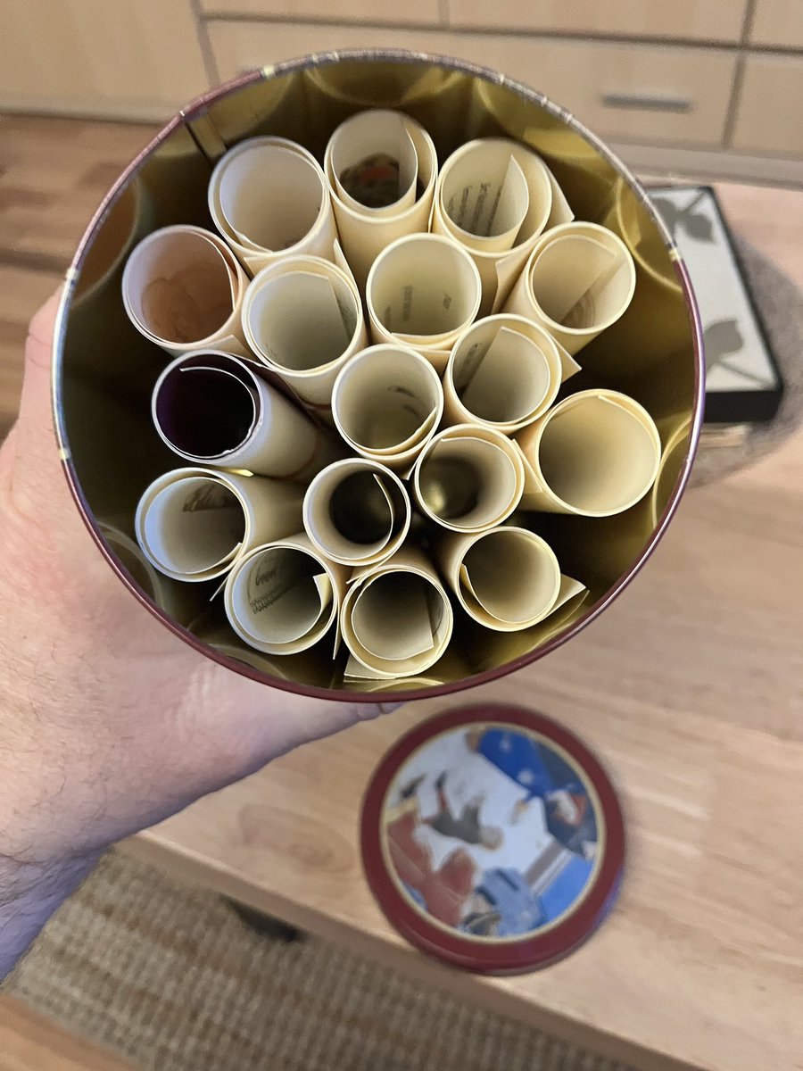 <a href="/martacava/">Marta Cava</a> <a href="/RosaSensat/">Associació de Mestres Rosa Sensat</a> Oh!
Al 2001 van sortir aquestes “Neules de paper”, poemes i dites de Nadal en format de llauna de neules 😍