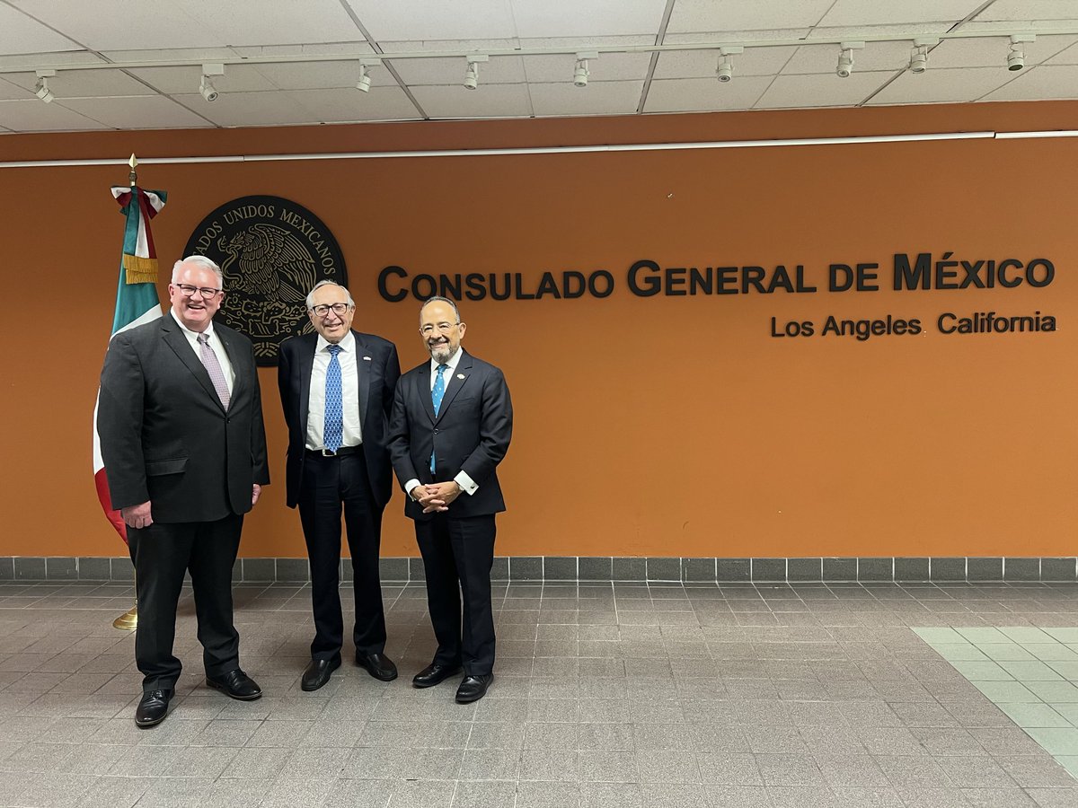 andybpp's tweet image. Today @BorderBuzz visited @ConsulMexLan to meet Dr. David Kershenobich, Minister of Public Health for Mexico. Thank you Ambassador Carlos Gonzalez Gutierrez for the invitation to participate. @PPActionCA @GracelightCH @SABEResPODER
