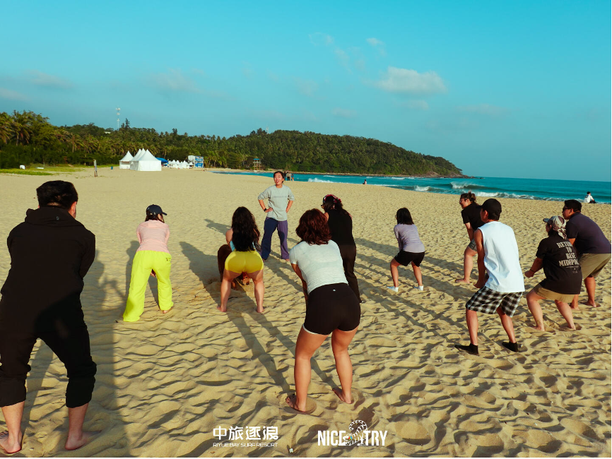 HainanToday's tweet photo. Sunset Spike in Riyue Bay! ππ
If you're not covered in sand by the end, did you even play beach volleyball right?
#wanning #china
#BeachVolleyball #RiyueBay #Hainan #SunsetGames #SandAndSmiles #SportsTravel
#Teamwork #BeachLife #HainanNights #Volleyball #GoldenHour #TravelMemories