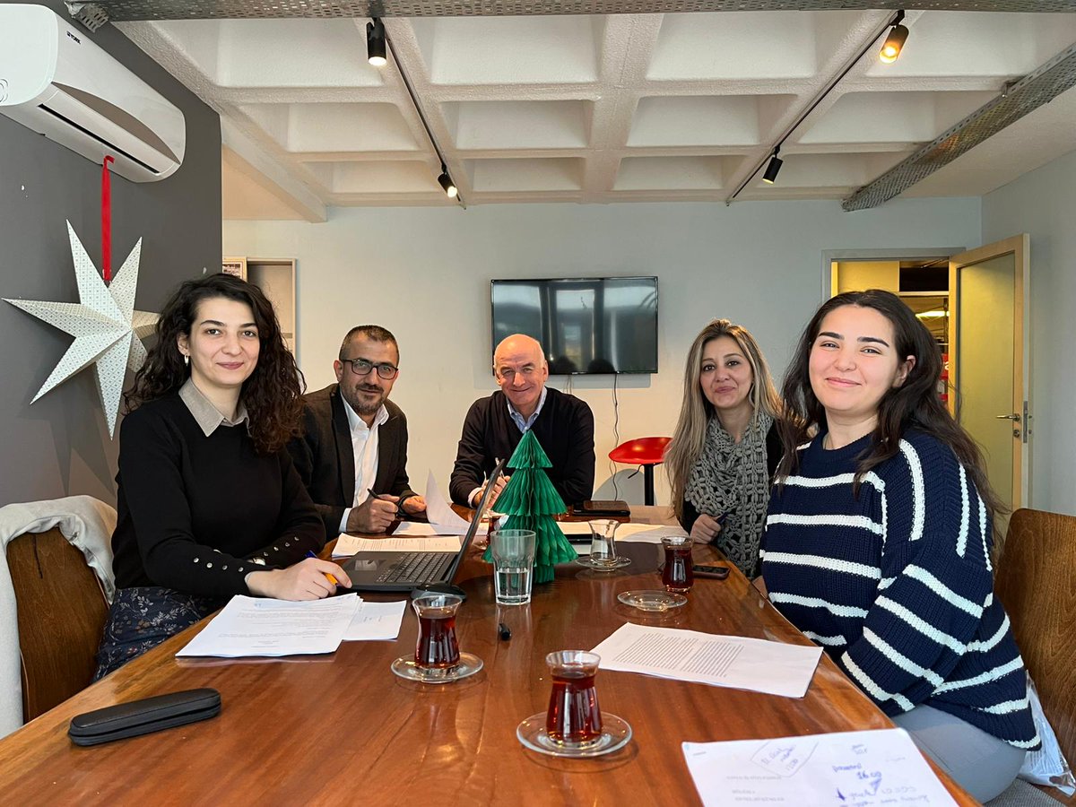 📝Medyascope'da ikinci dönem sözleşmemizi imzaladık!

TİS sayesinde 👇🏼

📌 Yüzde 27 ile yüzde 42.4 oranında değişen ücret artışı,
📌 Aylık 8.500 TL yemek ödeneği,
📌 4.500 TL gözlük-lens ödeneği,
📌 1 Mayıs'ta 5.000 TL bayram ödeneği,
📌 8 Mart günü kadın üyelere ücretli izin,
📌