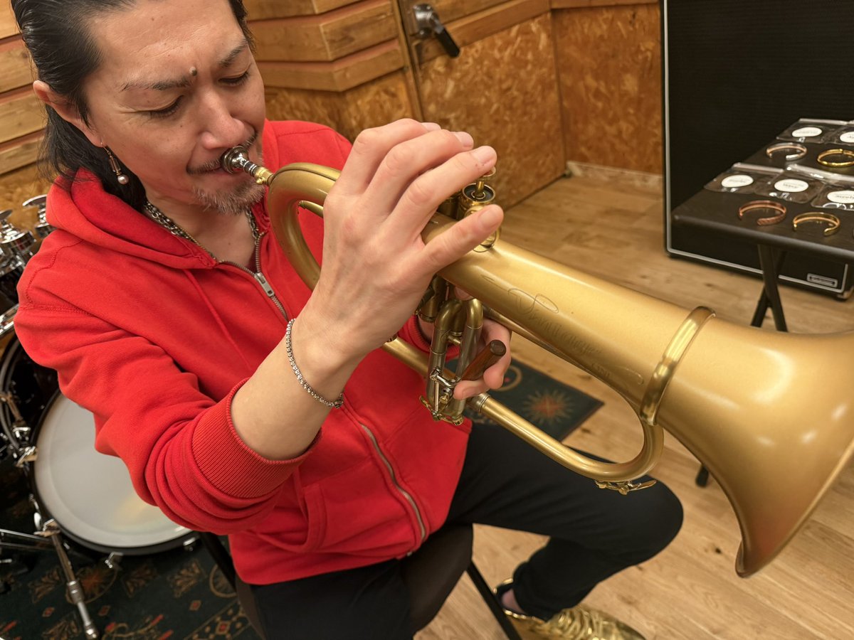 SlidingCafe's tweet image. 今日はジャズトランペット奏者の牧原 正洋さんにトロンボーン用ベルリングMellowTone Ringをフリューゲルホルンで試奏していただきました(実はフリューゲルホルンでも使えるんです)。トロンボーン同様、大変素晴らしい音響効果を確認できました！フリューゲルにもおすすめですよ！